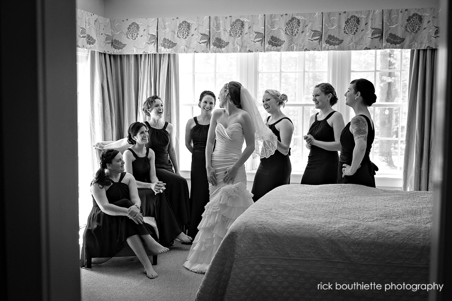 bride & bridesmaids getting ready for wedding