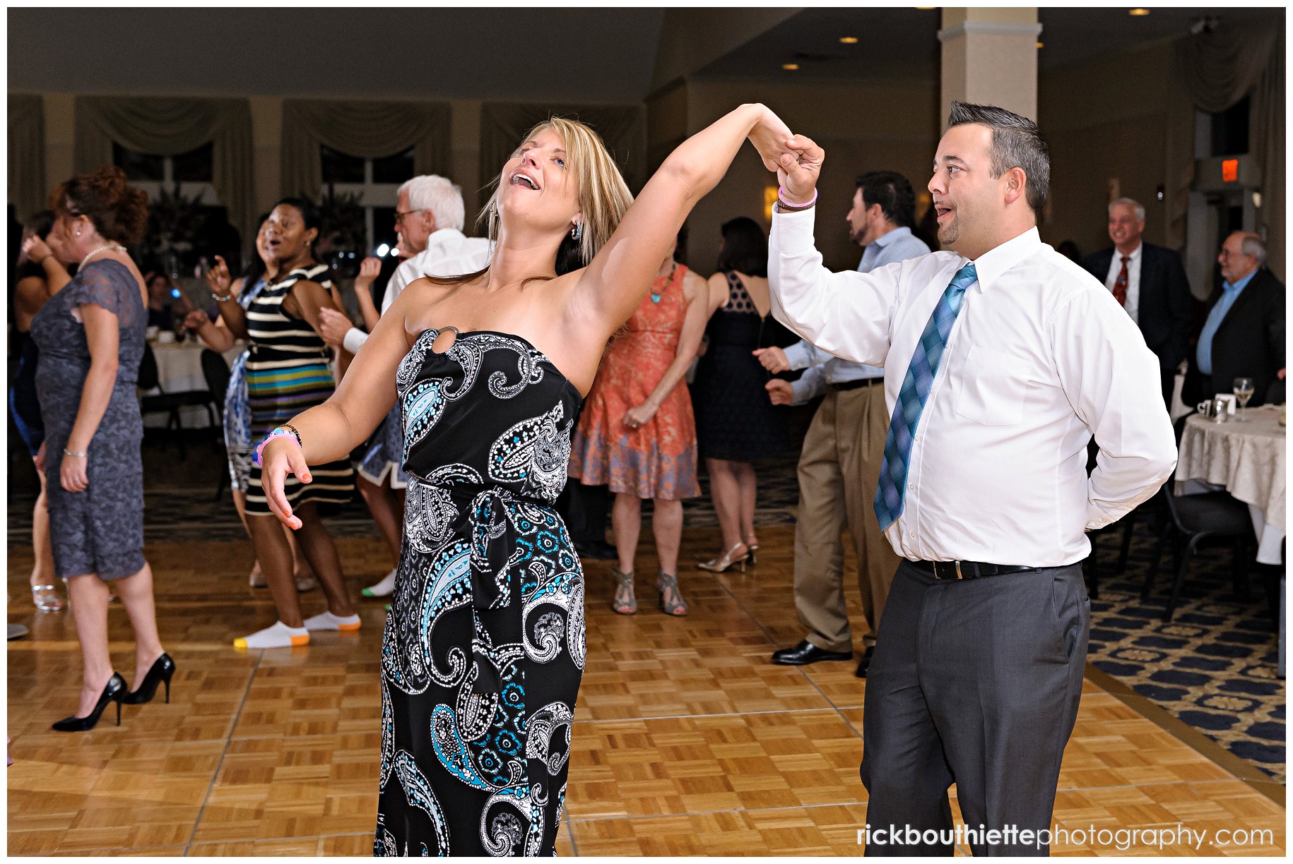 wedding guests dancing bride & groom first dance at Atkinson Country Club