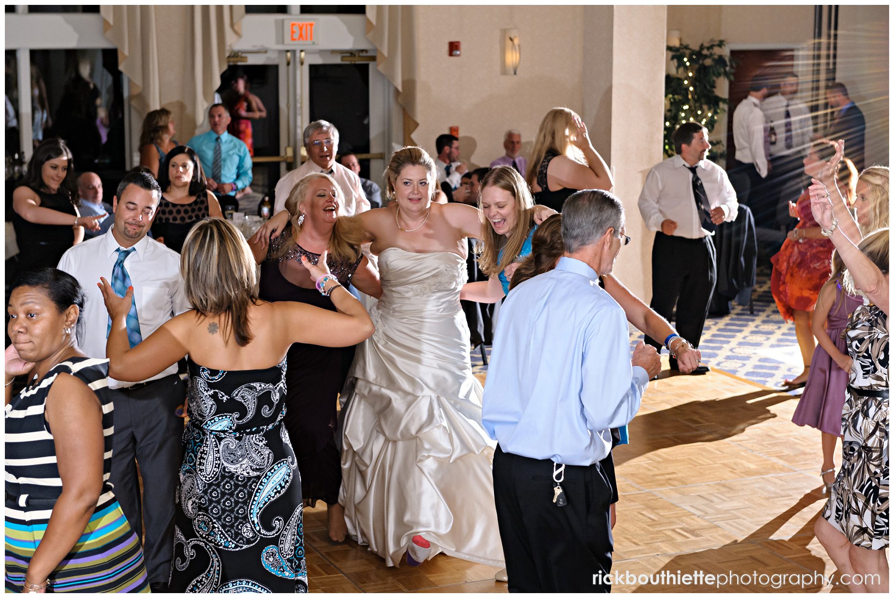 guests dancing at Atkinson Country Club wedding