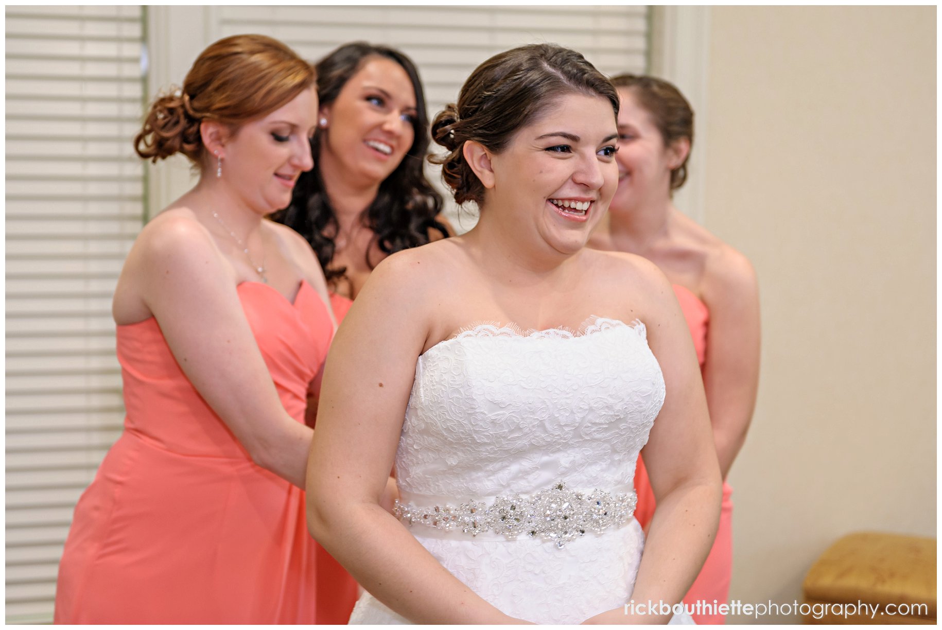 bride & bridesmaids getting ready for wedding