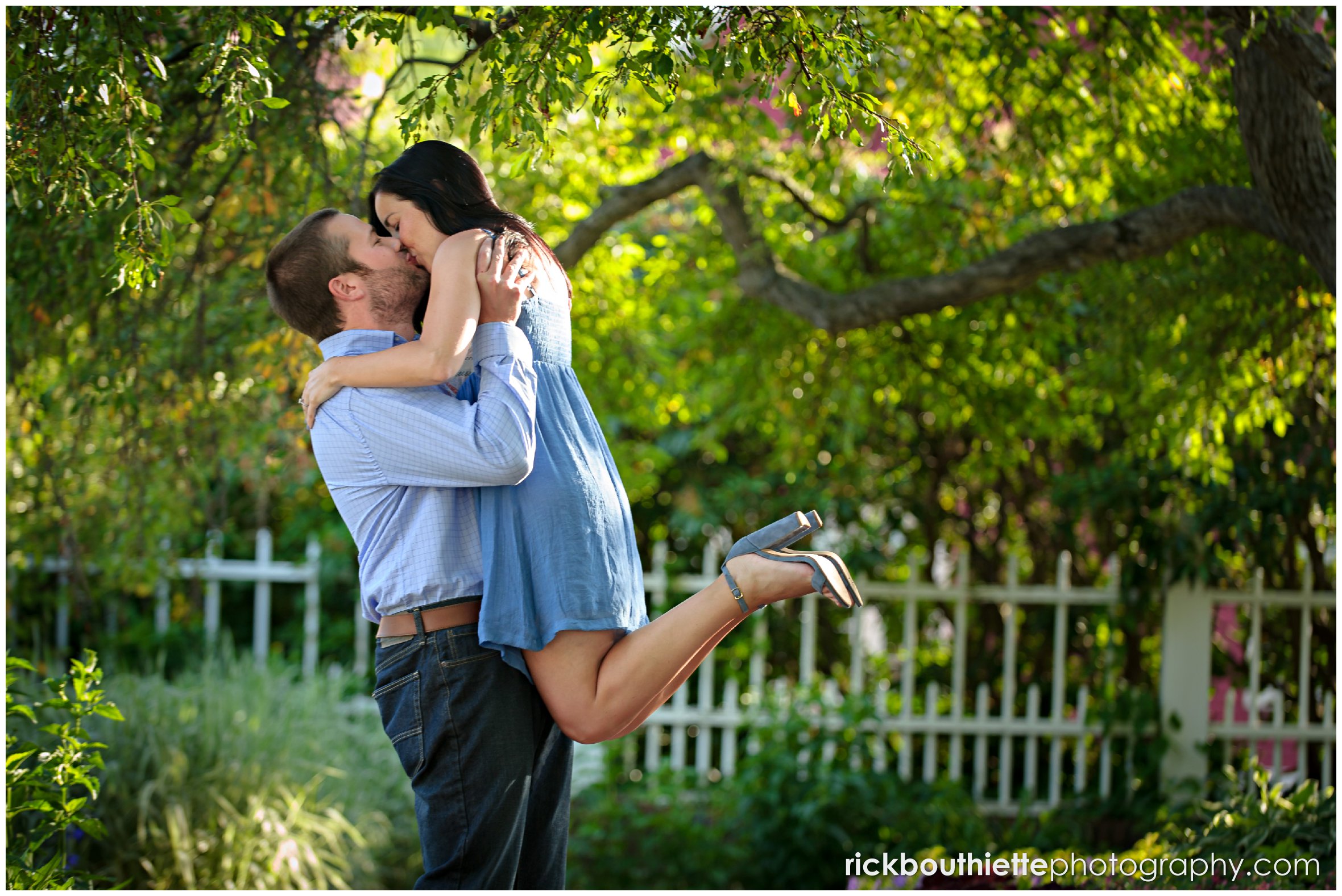 couple kissing in Prescott Park during seacoast engagement session