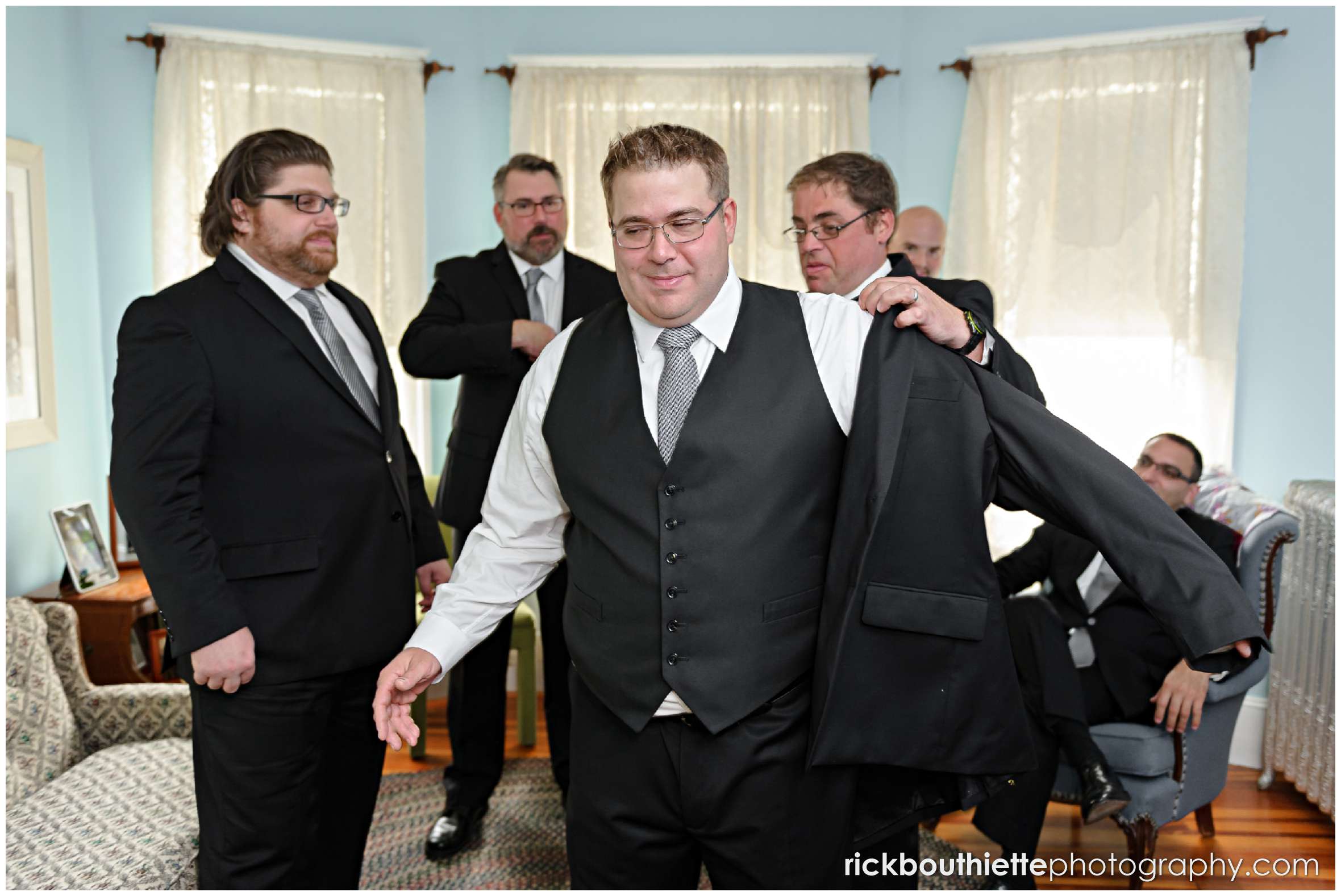 groom and groomsmen getting ready for New Hampshire seacoast wedding